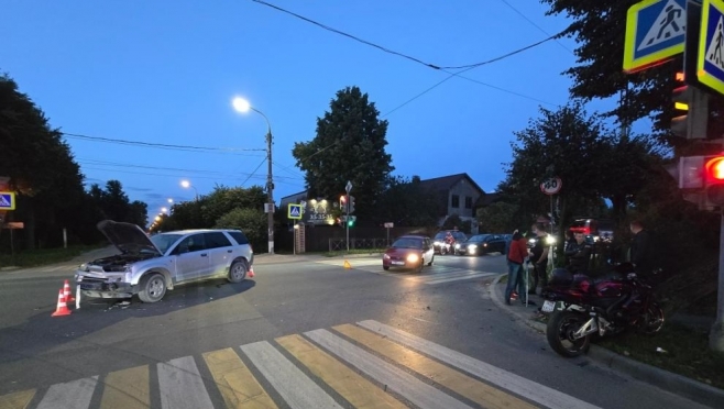 В Йошкар-Оле мотоциклист, проезжая на красный, врезался в «Сатурн»