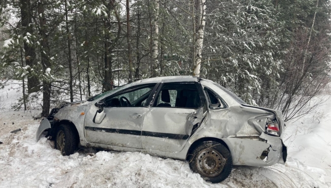 На автодороге «Вятка» машина с детьми перевернулась в кювет