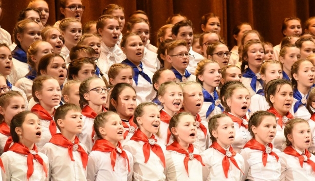 Всемарийский детский хор поёт на сцене театра им. Э. Сапаева