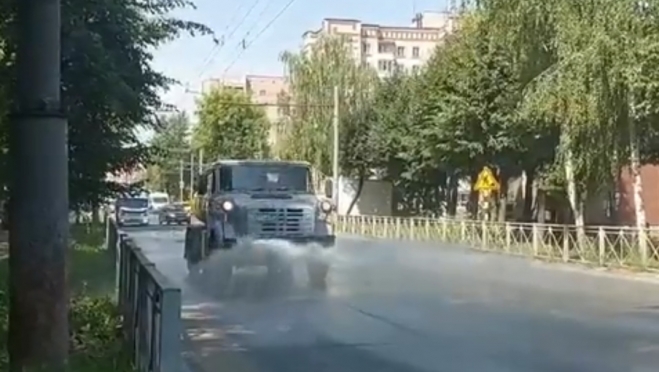 В Йошкар-Олы для спасения от жары и улучшения микроклимата поливают дороги