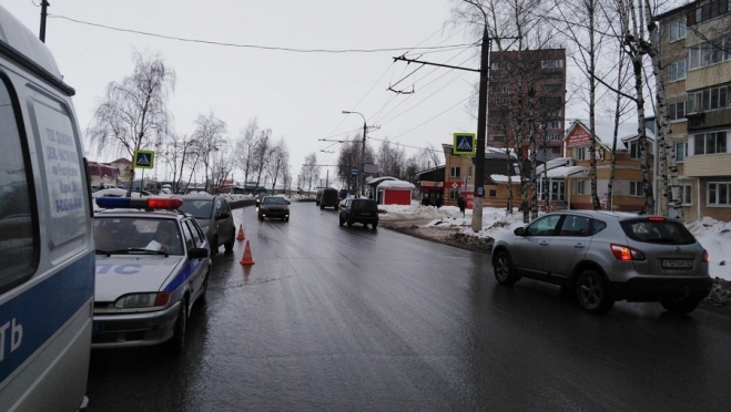 В Йошкар-Оле на улице Строителей иномарка сбила школьницу