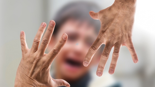 Жительница Казани напала с ножом на сыновей-близнецов 18+