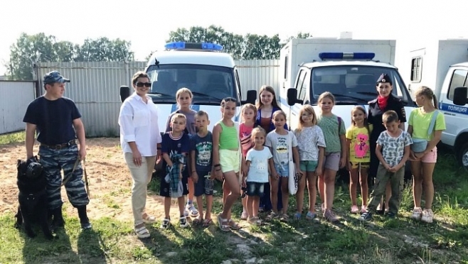 В Параньге полицейский криминалист у школьников «откатал пальчики»