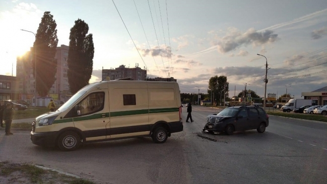Водитель инкассаторской машины устроил ДТП в Волжске