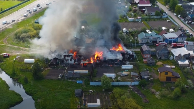 Появилось ещё одно видео с крупного пожара в деревне Сидорово 18+