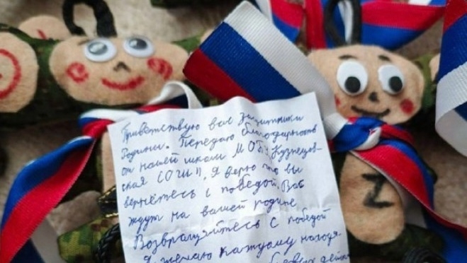 Школьники Медведевского района смастерили для бойцов 60 Чебурашек