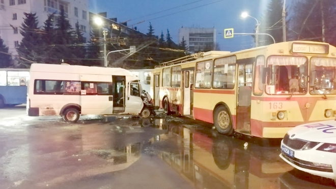 В Йошкар-Оле в результате столкновения троллейбуса и маршрутки пострадали 14 человек