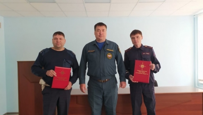 В Звенигово инспекторов ДПС наградили за спасение ребёнка на пожаре