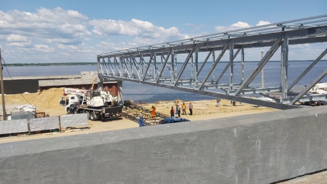 В Козьмодемьянске идёт установка пешеходного моста с дамбы на причальную стенку