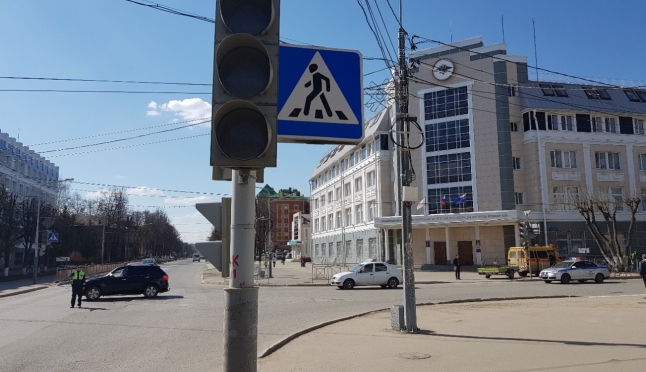 На перекрестке улиц Комсомольская – Кремлевская дежурит регулировщик