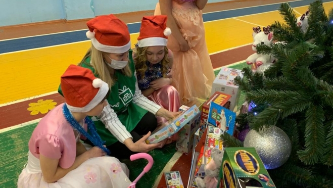 Дед Мороз из Великого Устюга поздравил с Новым годом ребят из детского дома-интерната «Солнышко»