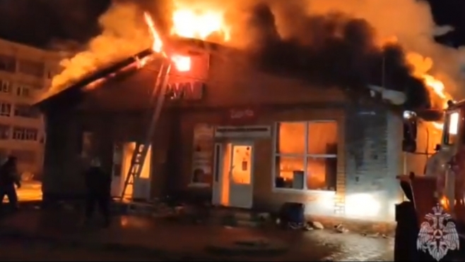 В Марий Эл из-за возгорания микроавтобуса чуть не сгорел магазин
