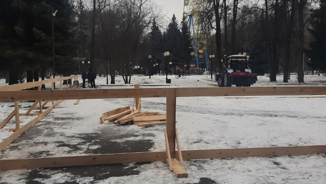В ЦПКиО в Йошкар-Оле монтируют ледовый каток