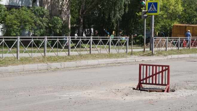 На улице Подольских курсантов занимаются водопроводными колодцами