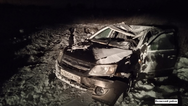 В Волжском районе водитель Lada Granta опрокинулся в кювет