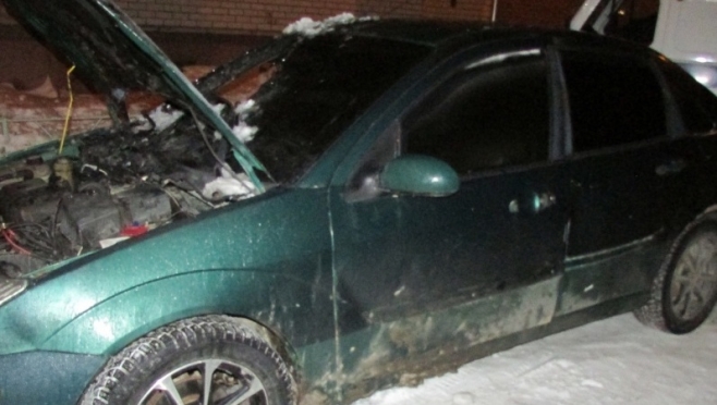 В одном из дворов Йошкар-Олы загорелся припаркованный автомобиль