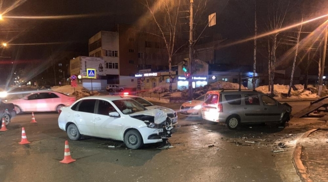В Йошкар-Оле в результате столкновения двух машин пострадала девочка-подросток