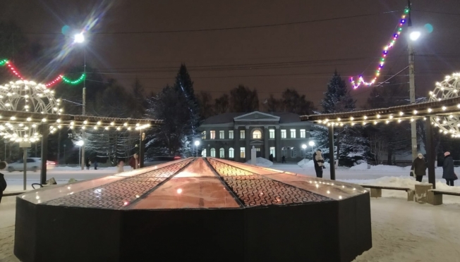 В Медведево засверкал иллюминацией новый фонтан