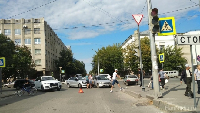 В Йошкар-Оле на перекрёстке столкнулись две машины
