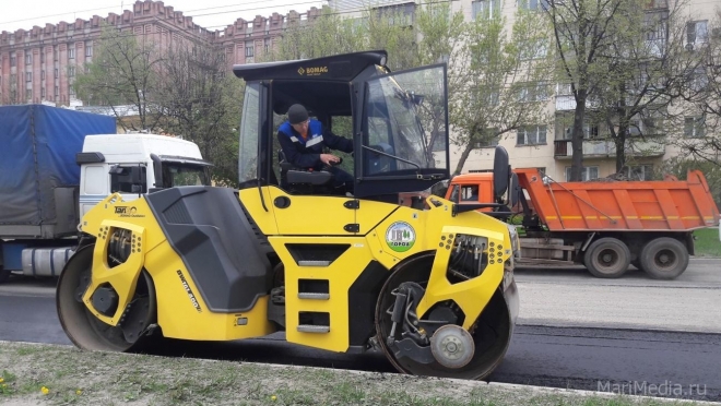 Дорожники ремонтируют улицу К. Маркса