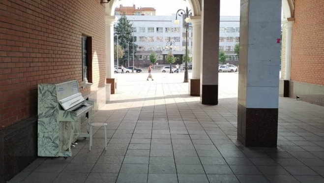 Пианино у Благовещенской башни перенесли  под арку галереи