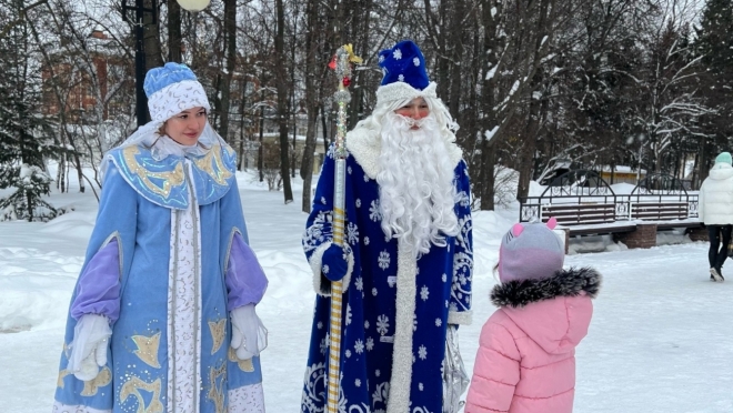 В парке культуры и отдыха в Йошкар-Оле можно сфотографироваться с зимними волшебниками