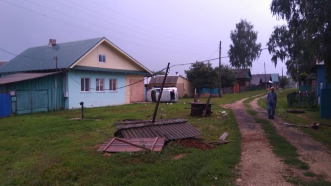 На пути  LADA XRAY оказался колодец, газопровод и стена дома