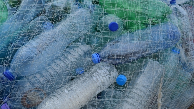 Пластиковый мусор заменит асфальт