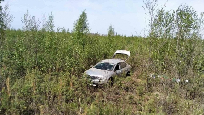Водитель Skoda, уходя от столкновения, вылетел в кювет