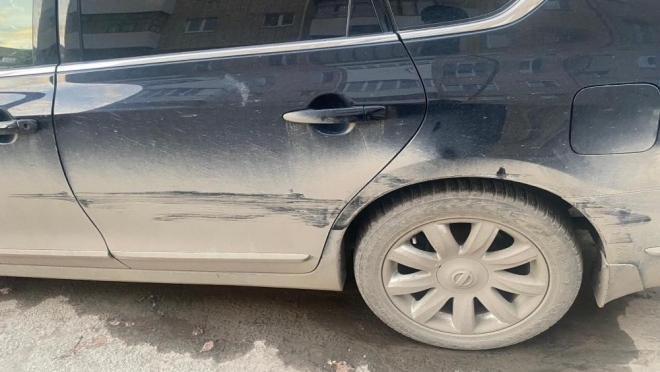 Неизвестный поцарапал Nissan во дворе жилого дома на Подольских Курсантов