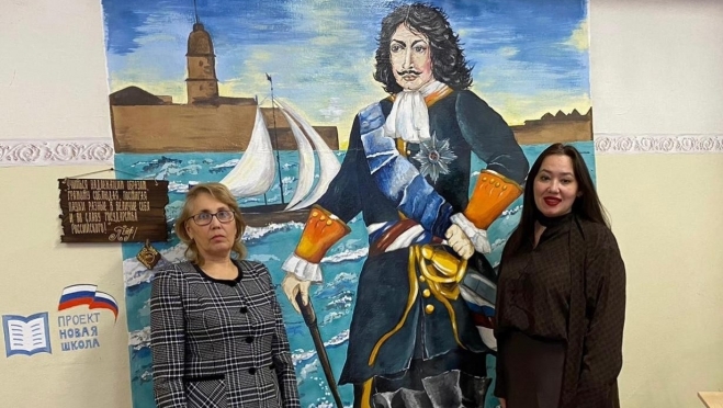 Стену Озёркинской школы украсили изображением Петра I