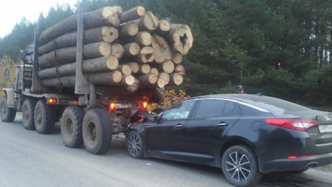 В Параньгинском районе иномарка въехала под лесовоз, водитель сбежал