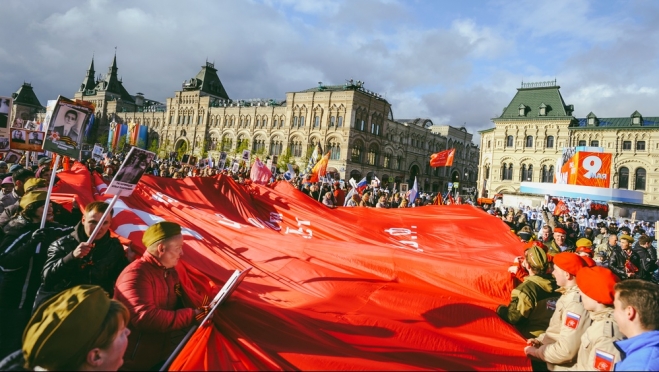Новым государственным флагом России предлагают признать Знамя Победы