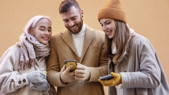 В выходные молодежь проводит в интернете на 40% больше времени, чем старшие поколения