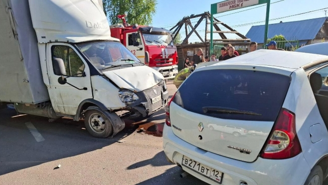 В Волжске столкнулись  Renault Sandero и «Газель»