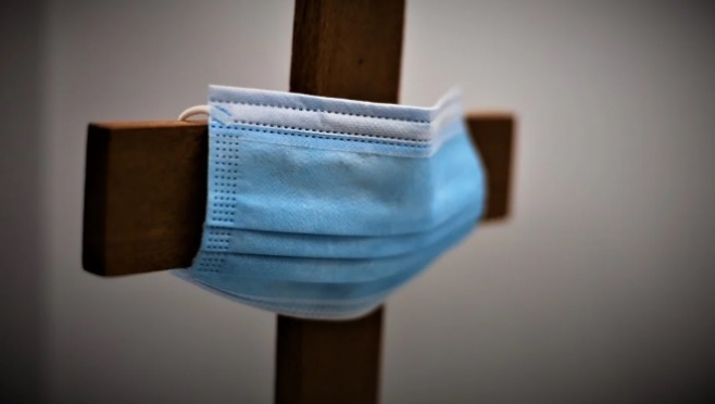 Умерших от COVID-19 предлагают хоронить в гробах со стеклянной крышкой