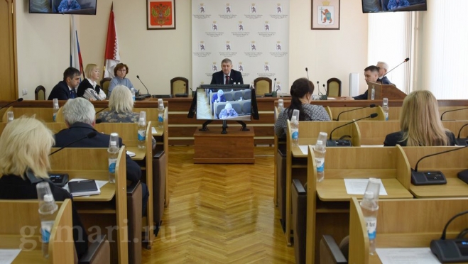 Депутаты Марий Эл изучают отчёт о результатах деятельности регионального правительства