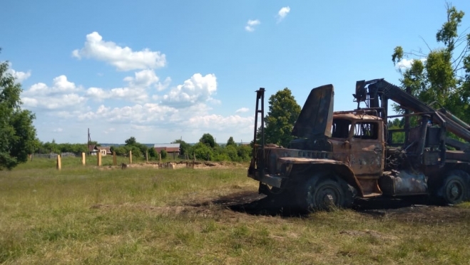В Волжском районе сгорел манипулятор «Урал»