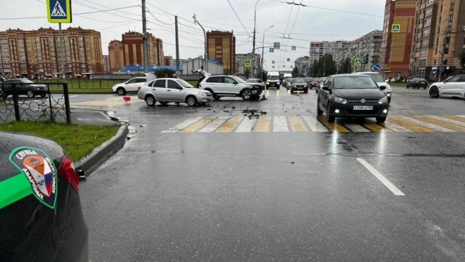 На перекрёстке Йошкар-Олы Volkswagen не уступил дорогу «Ладе Гранта»