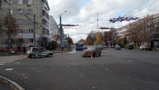 Пенсионер на «Оке» врезался на перекрёстке в иномарку