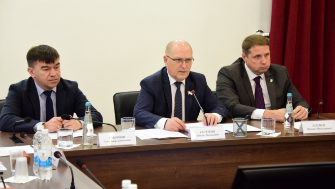 За круглым столом в МарГУ встретились политики и молодёжь