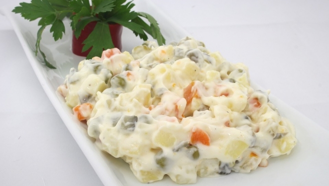 Новогодний салат «оливье» за год подорожал на 4,6%