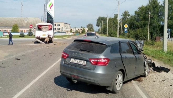 В Козьмодемьянске автобус не пропустил автомобиль «Лада Веста»