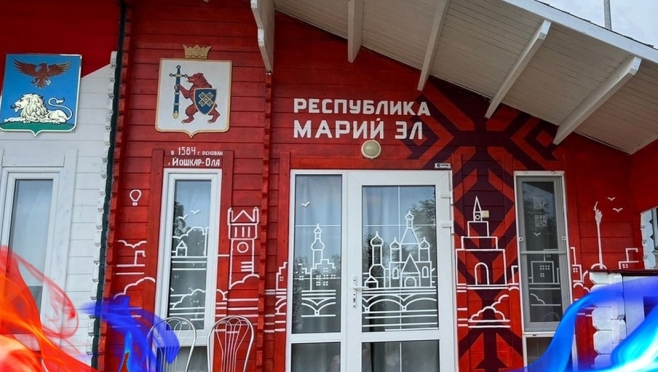 Художник и дизайнер из Марий Эл расписали именной домик на «Тавриде» в Крыму