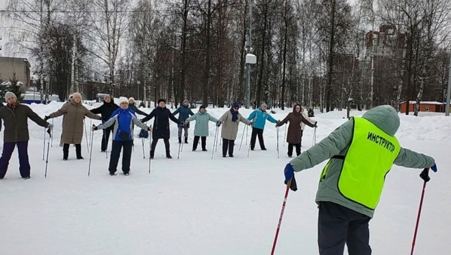 В Парке Победы в Йошкар-Оле проводят занятия по скандинавской ходьбе