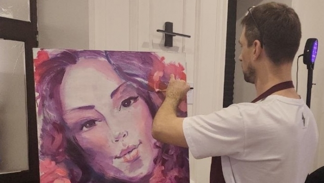 В Йошкар-Оле одну из картин художник нарисовал прямо на открытии выставки