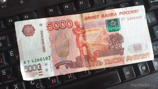В Йошкар-Оле сотрудник банка обнаружил фальшивую пятитысячную купюру