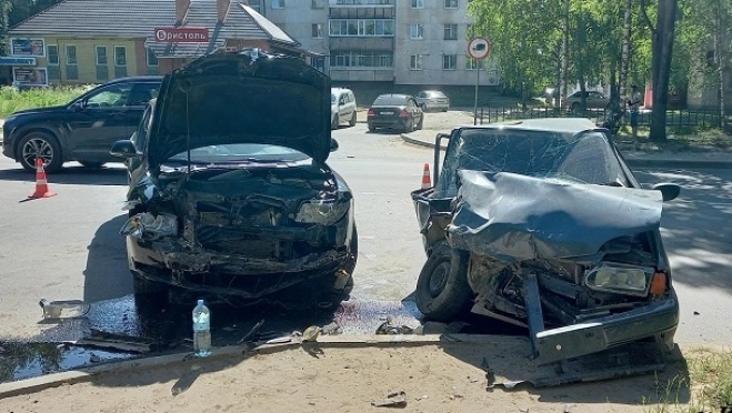 В Йошкар-Оле водитель «ВАЗ-2113», уходя от столкновения врезался в иномарку