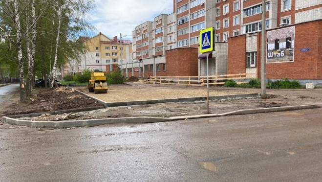 В Семёновке ремонтируют парковку возле амбулатории
