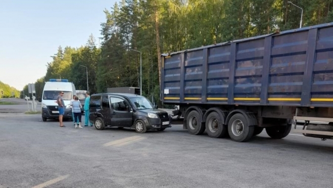 На Казанском тракте Fiat врезался в припаркованную грузовую машину